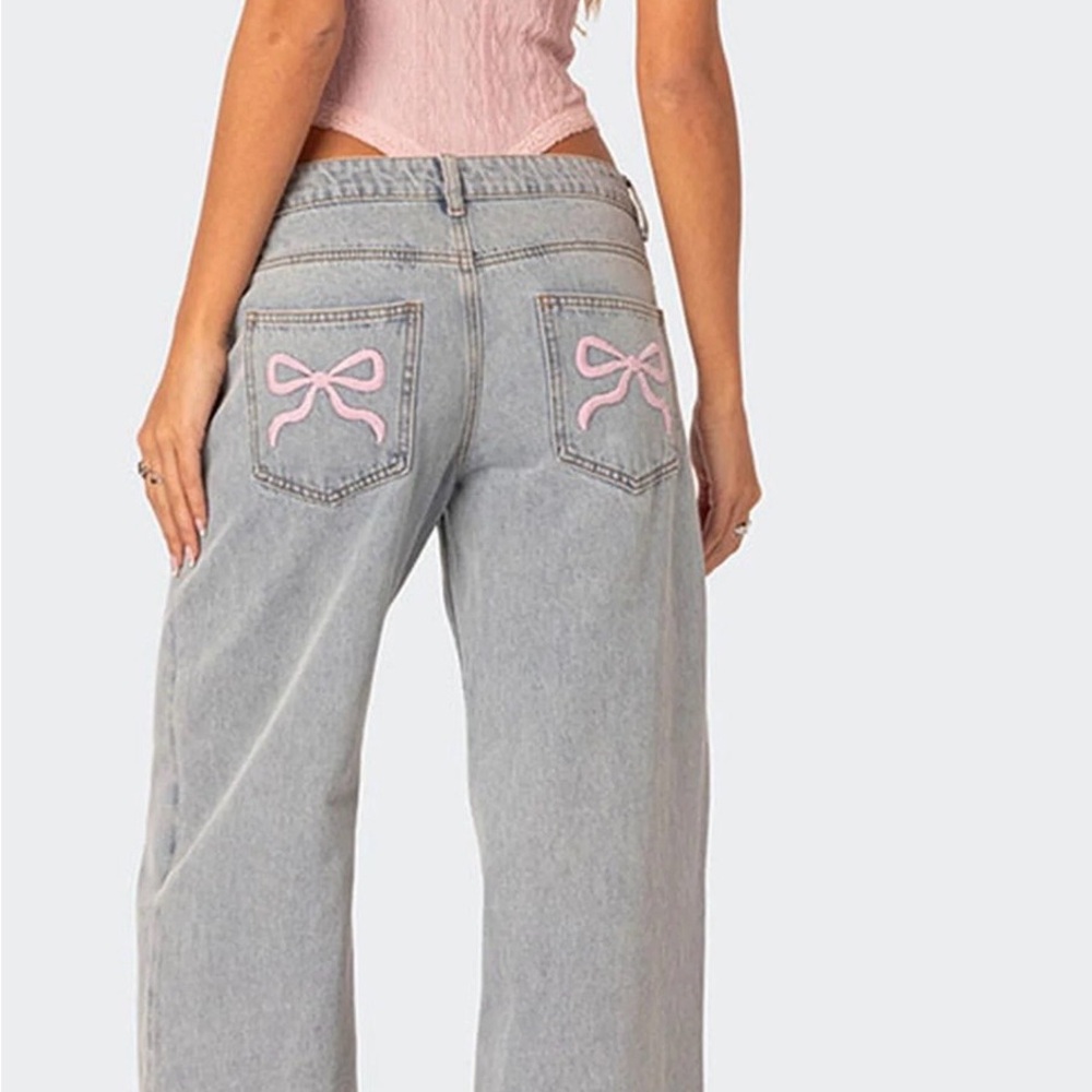 Edikted Bow Pocket Relaxed Jeans